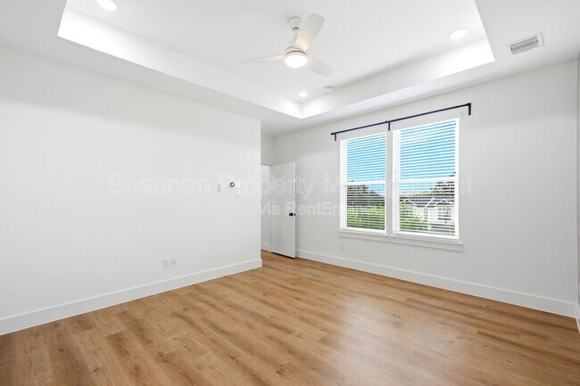 Building Photo - 1307 Bayou St