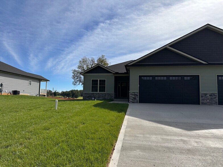 Building Photo - 824 Otter Creek Rd