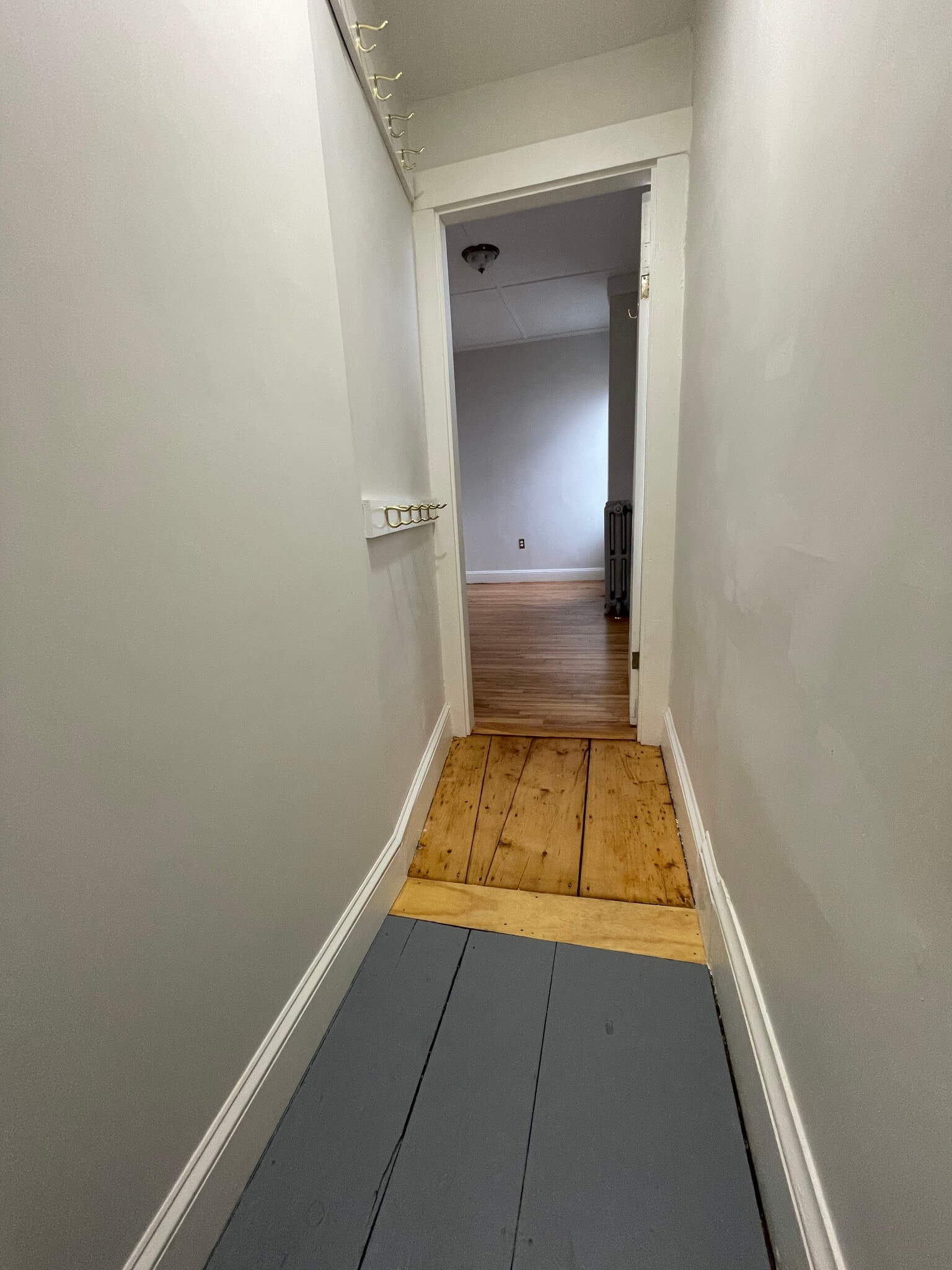 Second bedroom/home office (w/ walk-in closet). - 18 North St