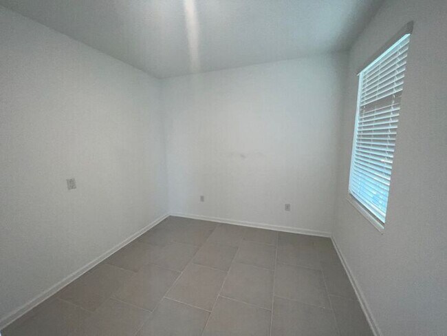 Building Photo - Nearly New 4 bedroom 2.5 bath St. Cloud home features SOLAR PANELS, Stainless Appliances, and Qua...