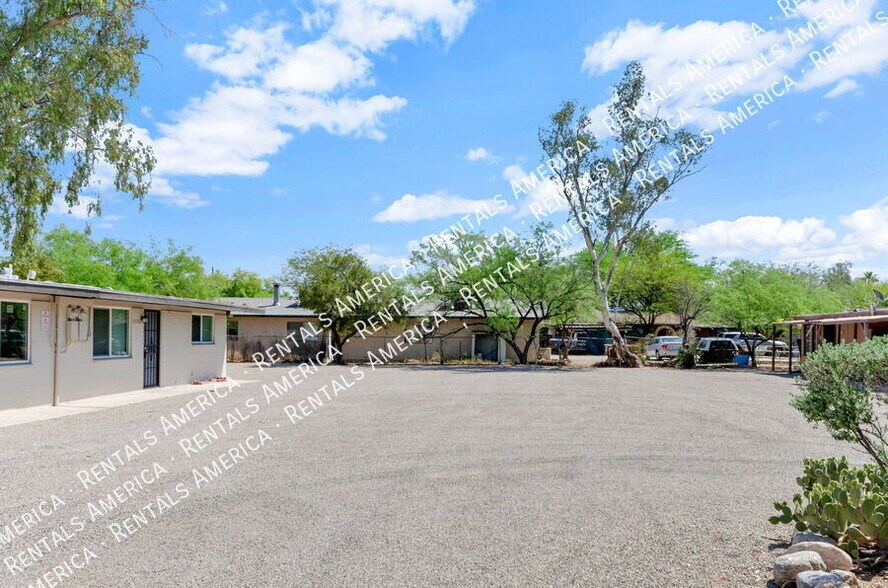 Building Photo - 3048 N Sparkman Blvd