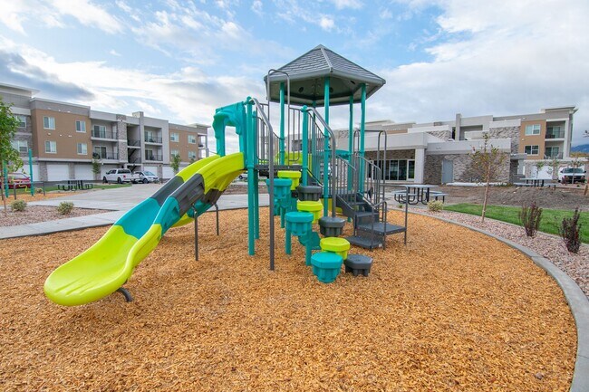 Building Photo - Charming Ashton Model Condo in Vista View:...