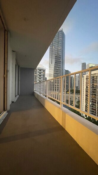 Spacious Balcony - 200 SE 15th Rd