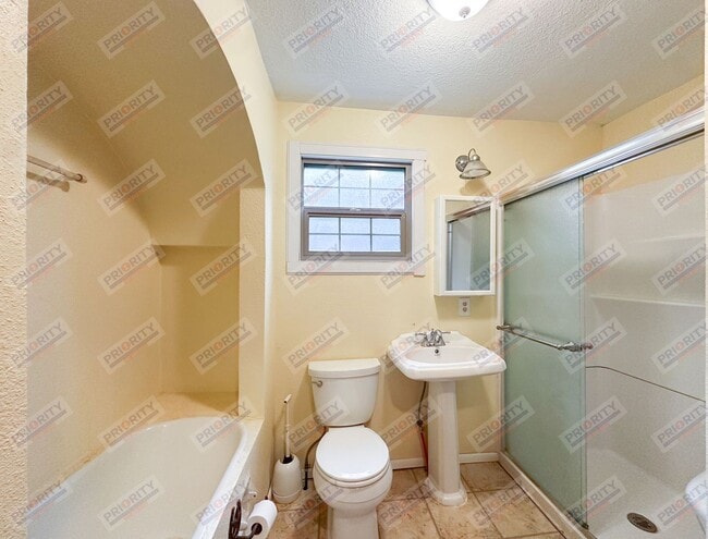 Building Photo - 3 bedroom, 2 bath 1,356 sqft single-family...