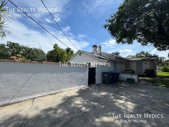 Building Photo - 1807 N Park Ave