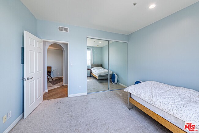 Building Photo - 620 S Gramercy Pl