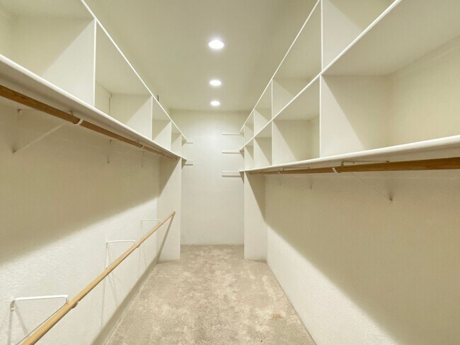 Building Photo - 2285 Sanborn Dr