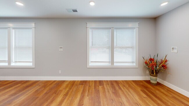 Building Photo - FA1315 18BR TRIPLEX (6/6/6)