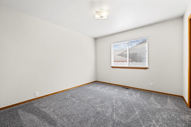 Building Photo - 5415 N Noble Fir Ave