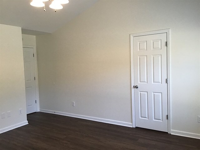 Building Photo - 2512 Walnut Tree Ln