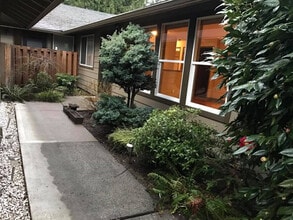 Building Photo - Duplex Off Barnes Rd. With Quick Access Ev...