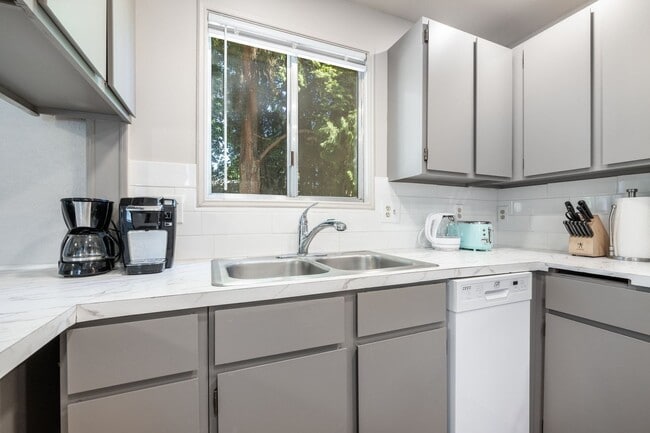 Building Photo - PENDING APPLICATION; Westside 2BD Duplex
