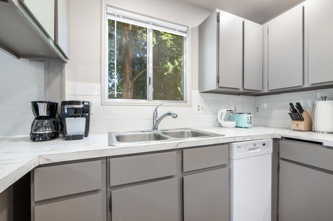 Building Photo - Westside 2BD Duplex