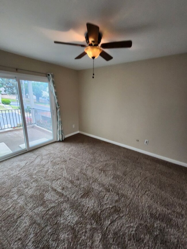 Building Photo - 2 Bedroom, 1.5 Bath End Unit In Clairemont