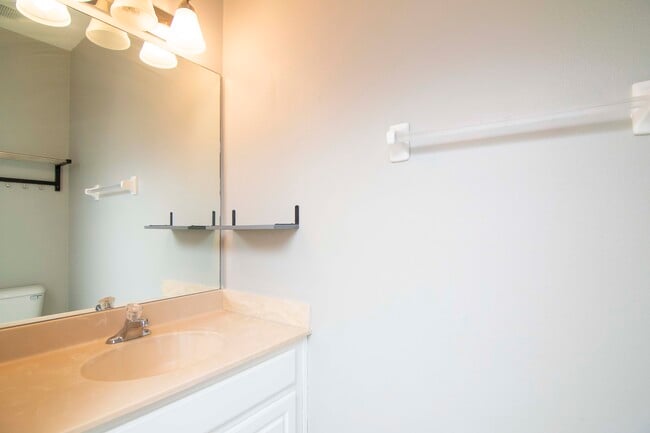 Downstair/Guest Bath - 11658 Declaration Dr