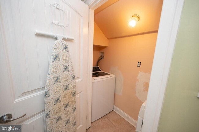 Building Photo - 703 Annin St