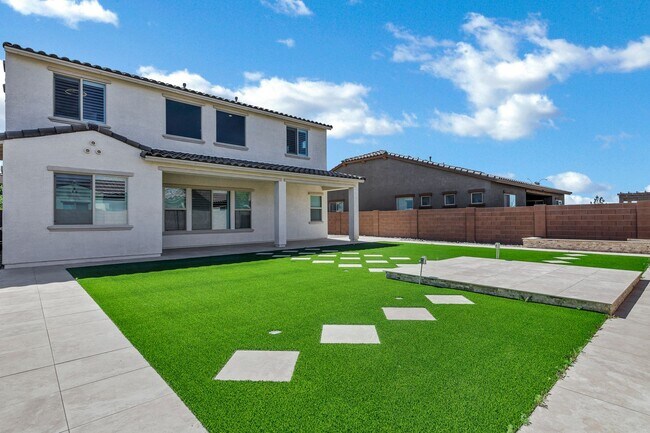 Building Photo - Spacious 5 Bedroom Home for Rent in East Mesa