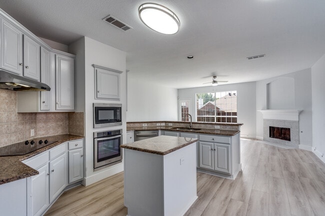 Building Photo - 2320 Cimmaron Dr