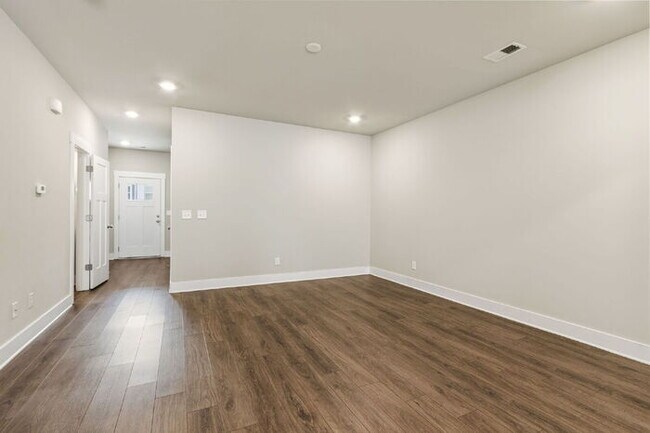 Building Photo - Craftsman 3BD Townhome Near Downtown Greenville | Garage + Granite Kitchen