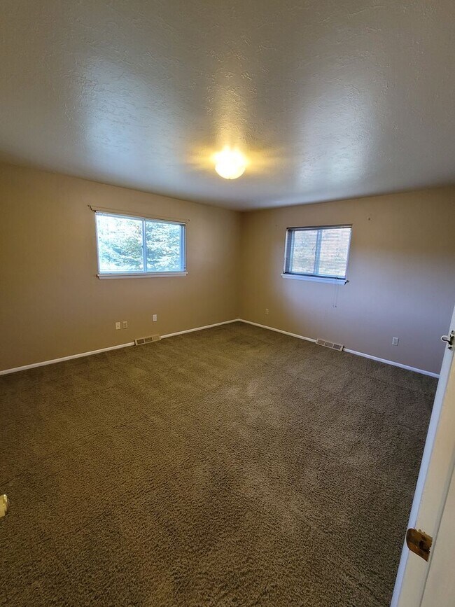 Building Photo - Great 5br/2ba House in NE Colorado Springs. Near UCCS