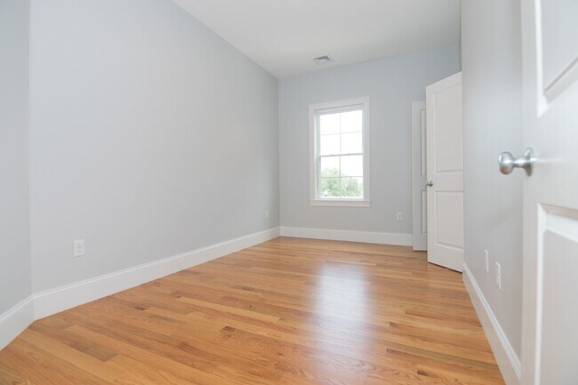 Building Photo - Central Location, In Unit Laundry, Central Heat/AC, Large Unit, Eat-in Kitchen, Parking for Rent