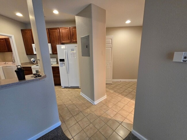 Building Photo - Fresh 2 bedroom, 2 bathroom condo located in Meadows on the Parkway in the heart of Boulder.