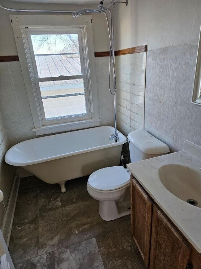 Building Photo - 706 E Doege St