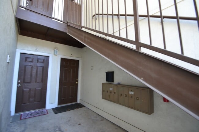 Building Photo - 304 Dell Ct