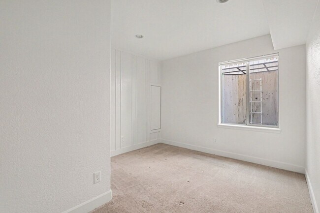 Building Photo - 15247 W Auburn Ave