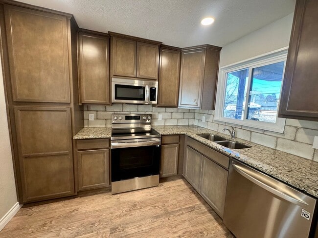 Building Photo - Charming 3 bedroom/2 bath close to UCCS