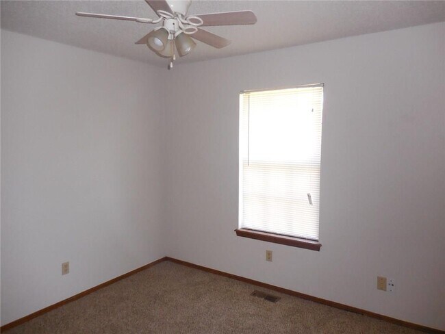 Building Photo - 12613 Whispering Hollow Dr