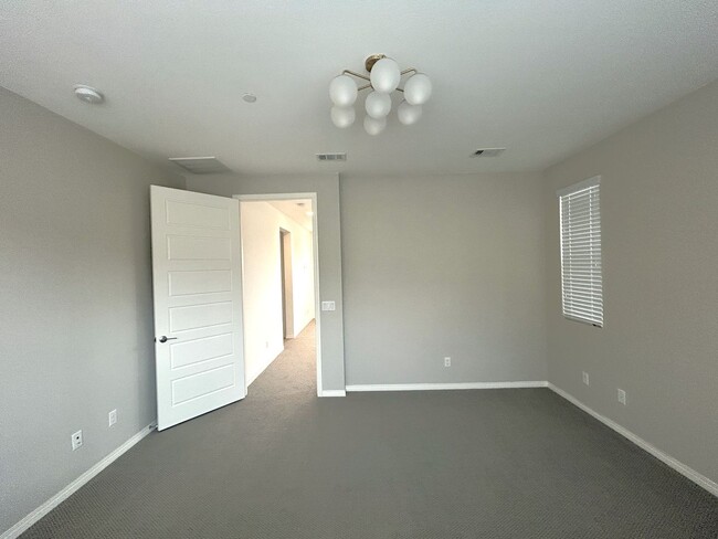 Building Photo - POWELL WAY UNIT 104 CORONA 92883  (3 BED / 2.5 BATH)