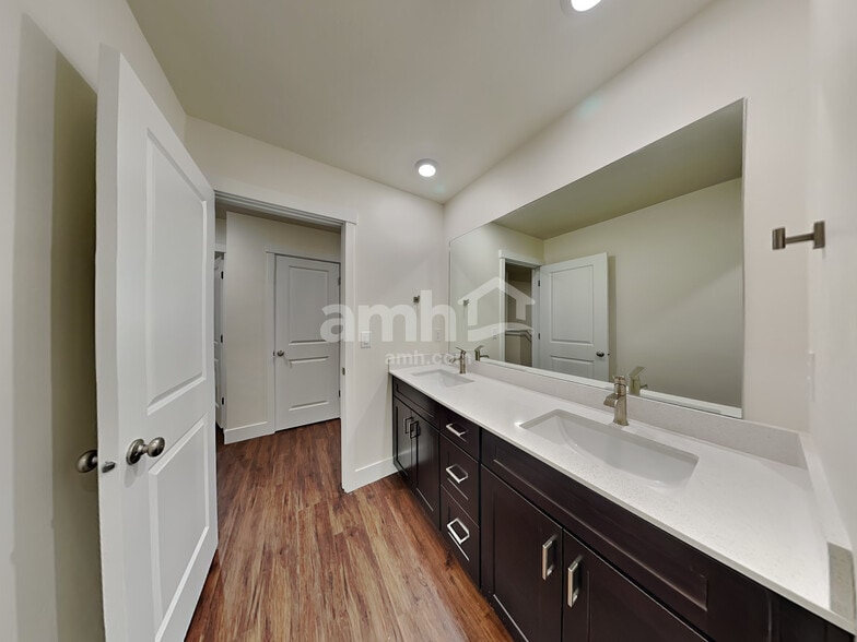 Building Photo - 752 S Rocker Ave