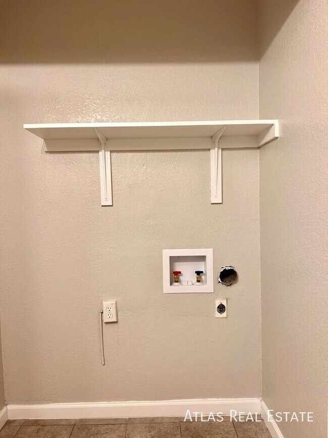 Building Photo - 465 W Ivyglen St