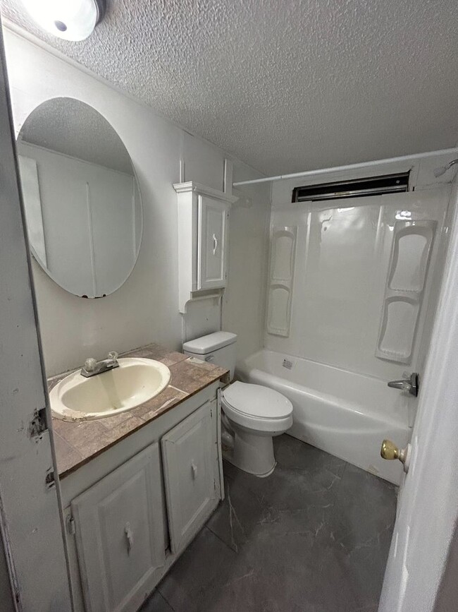 Building Photo - Rent this 2 Bedroom/2 Bathroom Home in GAS...