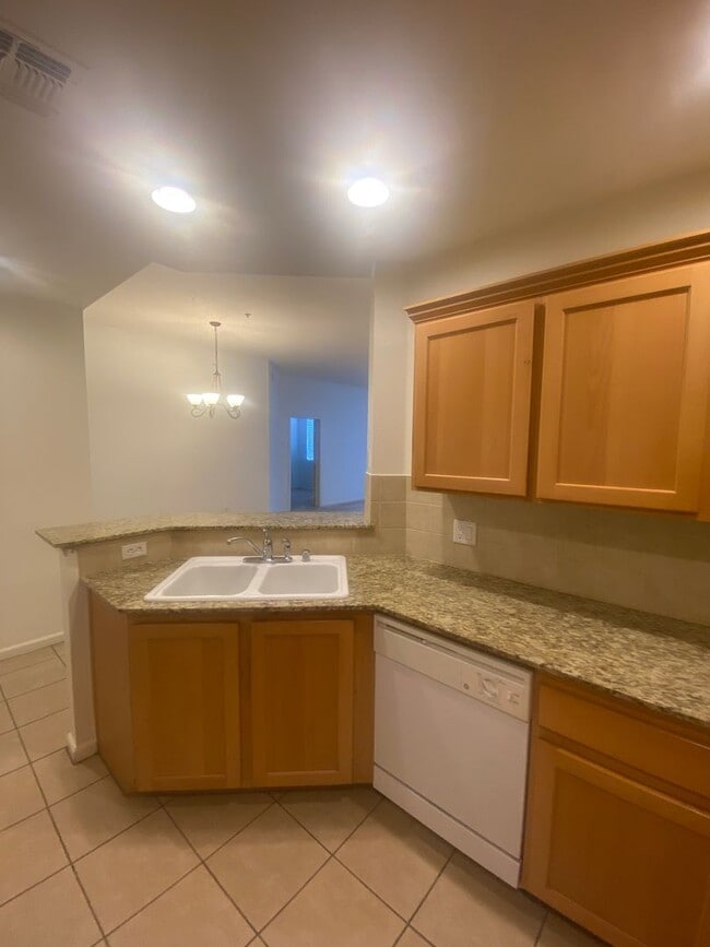 Building Photo - Stunning Top Floor View Condo at Park Avenue!
