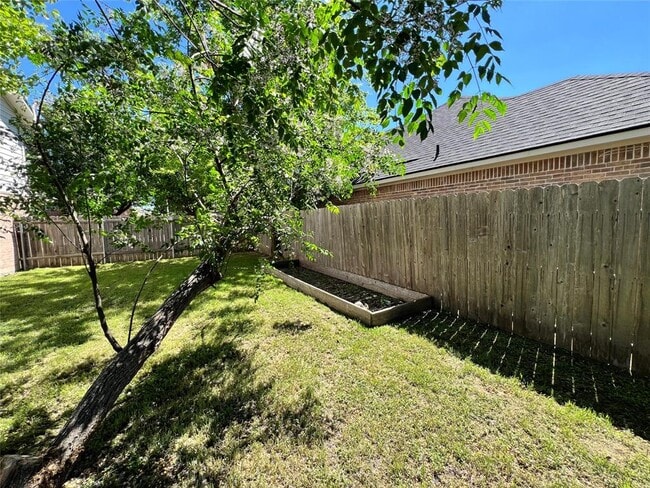 Building Photo - 715 Honeysuckle Dr