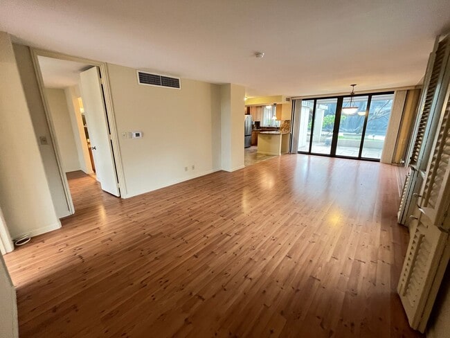 Building Photo - Yacht Harbor Towers (Ala Moana)-1282 sf, 2 bed+den, 2 bath, 2 prkg-INCLUDES UTILITIES