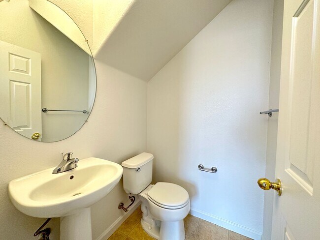 Building Photo - 4 bedrooms, 2 1/2 Baths with a 3 Car Garag...
