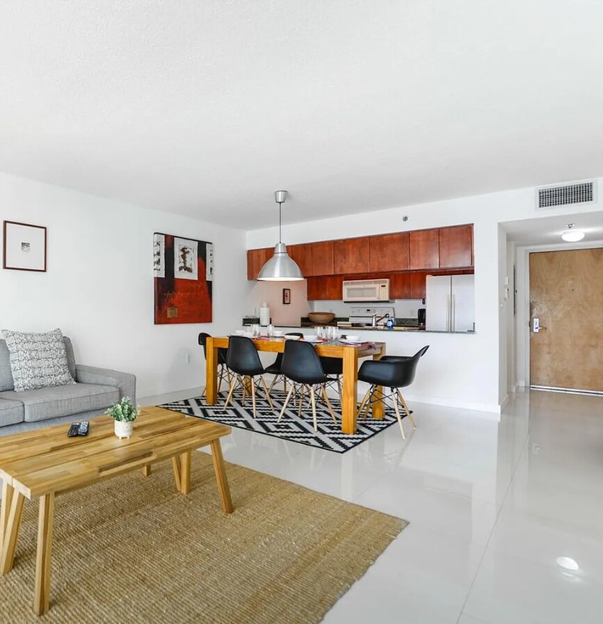Building Photo - 1200 Brickell Bay Dr