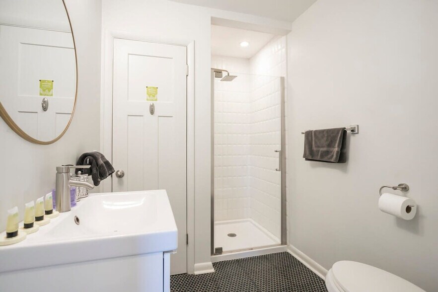 Building Photo - 917 Potter Ln