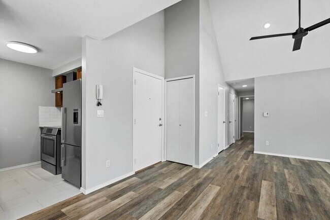 Building Photo - Beautifully Remodeled Top Floor Alki Condo with Views!