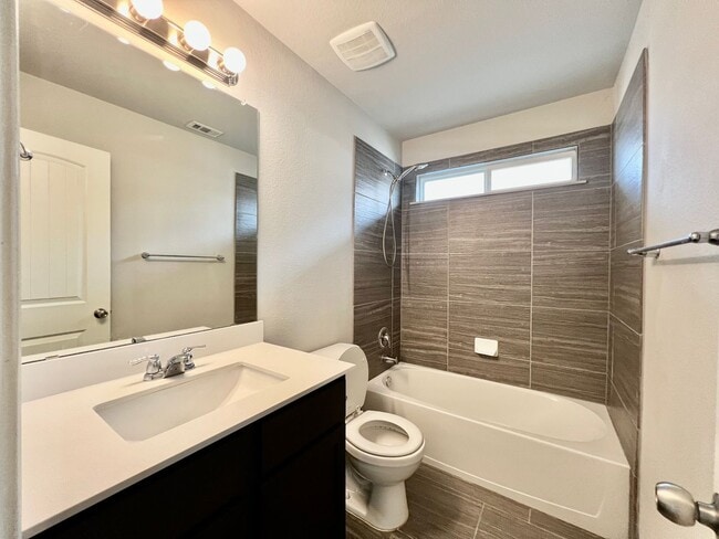 Building Photo - Charming 2 Story, 2 Bedroom, 2.5 Bathroom Home in Blanco Vista