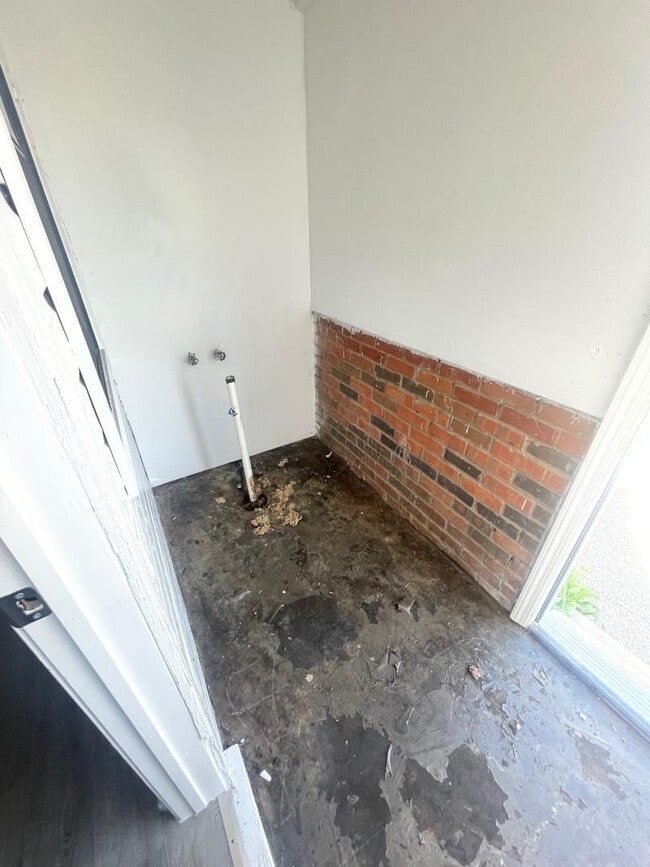 Building Photo - ADORABLE 2 BEDROOM DUPLEX FOR LEASE