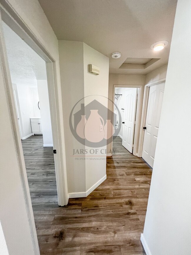 Building Photo - Updated Single Level Home