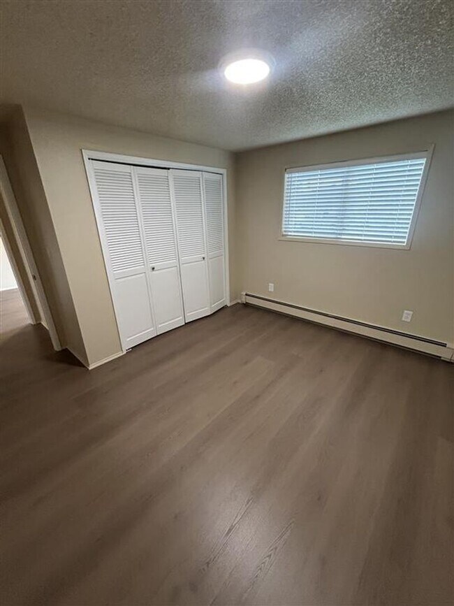 Building Photo - 209 E 3rd St