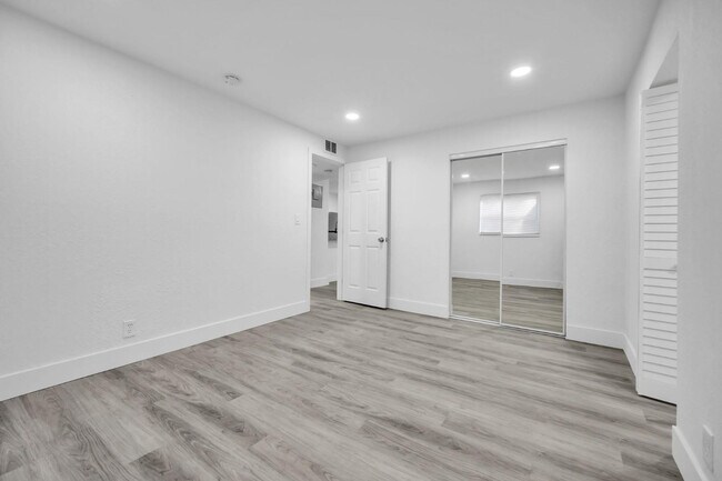 Building Photo - 1015 NE 17th Ave