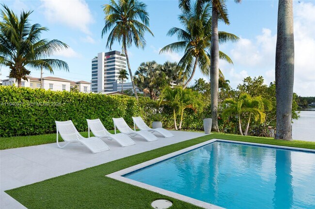 Building Photo - 2560 NE 199th St