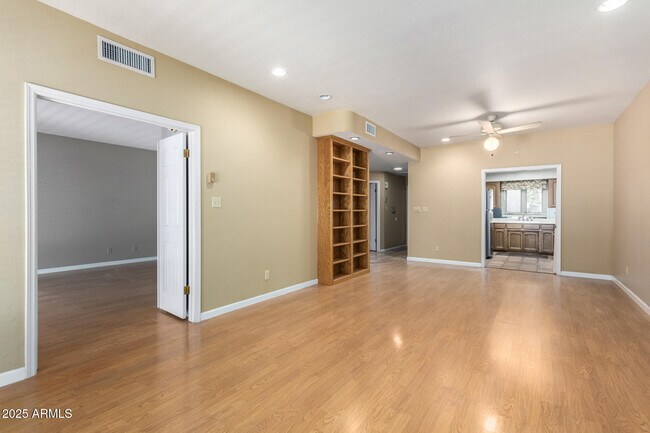 Building Photo - 5200 S Lakeshore Dr