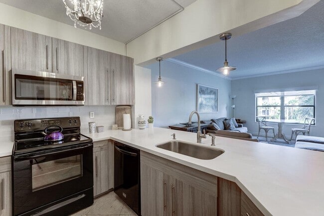 Building Photo - 300 Uno Lago Dr